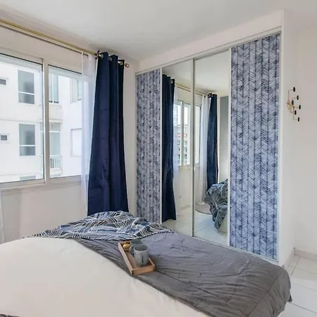 Apartment C10 2 Henri Iv Close To Film Festival/balcony-ac *